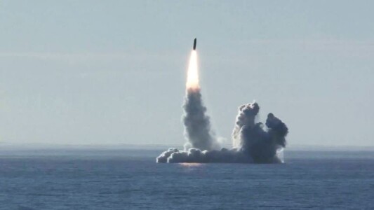 Rusia și-a dotat submarinele cu rachete cu focoase nucleare. Bulava poate ...