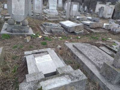 „E groaznic!” Ce au făcut trei români în cimitirele din Franța. „Oamenii ...