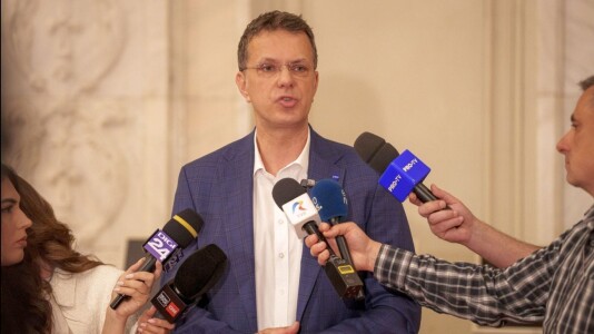 PSD și AUR cer demisia lui Moșteanu de la Ministerul Apărării după ...