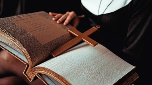 „Măicuța Beatrice”, falsa clarvăzătoare care s-a îmbogățit din descântece ...