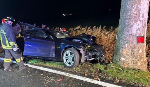 O româncă din Italia a intrat cu un BMW 520 direct într-un platan și a ...