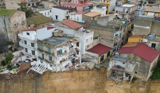 Un bărbat și-a construit cu propriile mâini casa la care visa, iar 50 de ...