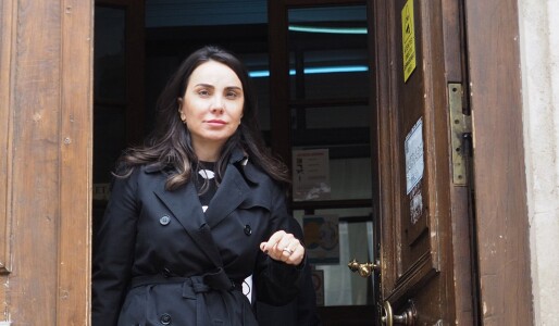 Fosta șefă a AEP cere daune pentru că ar fi îndurat „avansuri sexuale, ...