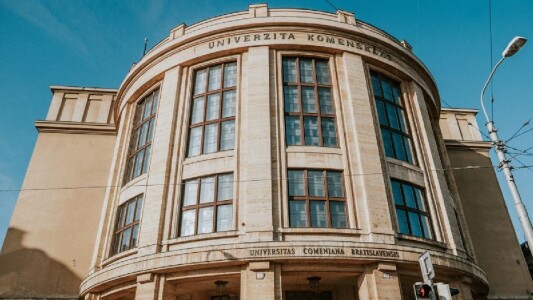 Angajații spionau cum se dezbrăcau studentele de la cea mai mare ...