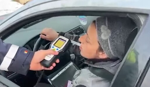 O șoferiță a urcat beată la volan pentru că i-a murit porcul și a ars casa ...