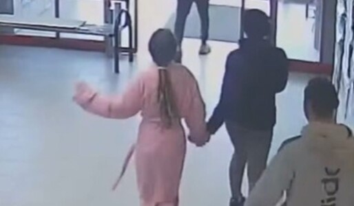 VIDEO. Două hoațe din Timiș, surprinse când pleacă dintr-un magazin dansând ...