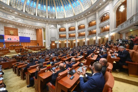 Amintiri din epoca de AUR: partidul lui Simion vrea ca elevii și profesorii ...