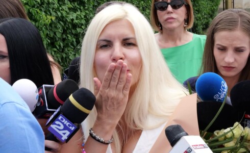 Cum a apărut Udrea la întoarcerea în Parlament. Rochia mulată și decolteul ...