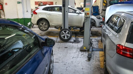 O șoferiță și-a lăsat mașina la service și s-a trezit peste o lună cu o ...