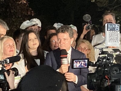 Nicușor Dan și susținătorii au așteptat rezultatele intermediare în Parcul ...