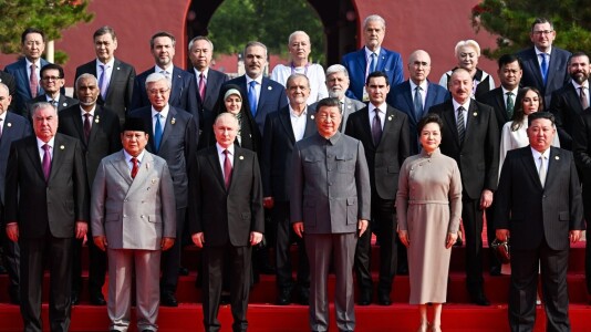 Adrian Năstase și Viorica Dăncilă, lângă dictatorii Vladimir Putin, Kim ...
