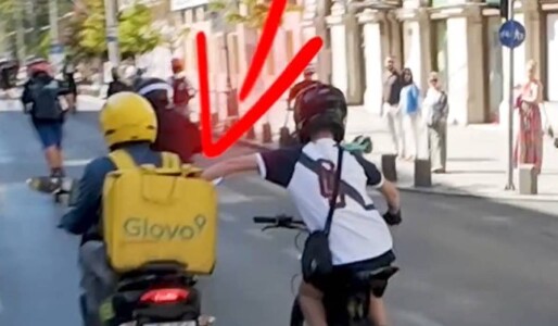 VIDEO. Un puști pe bicicletă a furat din mers mâncarea din geanta unui ...