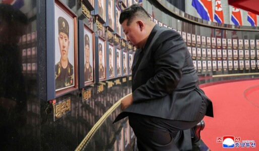 Imagini nemaivăzute cu Kim Jong-un. Liderul s-a pus în genunchi în fața ...