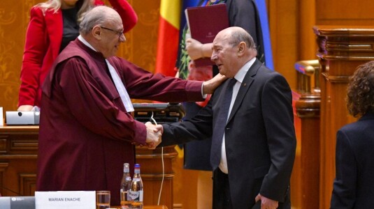 CCR: Băsescu primește înapoi privilegiile de fost președinte, pierdute ...