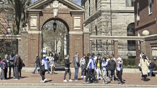 Ce se întâmplă cu studenții români care învățau la Harvard? Reacția ...