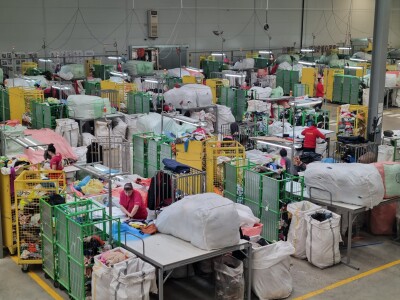 VIDEO. Am văzut cum se reciclează hainele second hand în cel mai mare ...