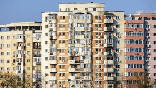 România, campioană europeană la scumpirea locuințelor. Cât din salariu ...