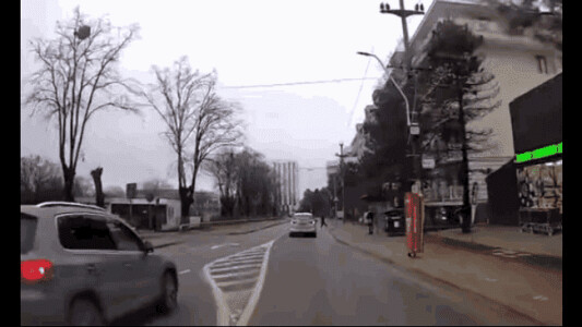 La un pas de tragedie. Momentul în care un şofer evită un pieton care ...