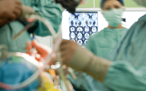 Un doctor anestezist a părăsit pacientul sedat pe masa de operație, pentru ...