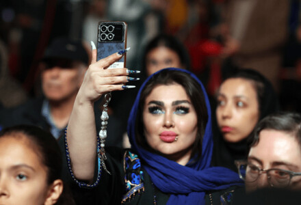 Concerte în aer liber. Dansuri provocatoare în public. Tinerii din Iran ...