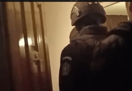 Mascații au intrat din greșeală peste o mamă și fiica sa. Femeia a sunat la ...