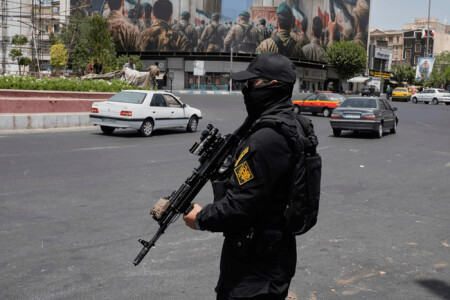 O forță de securitate temută a început să patruleze străzile din Iran: ...