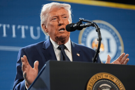 Trump anunță reluarea parțială a traficului prin Strâmtoarea Ormuz și o ...