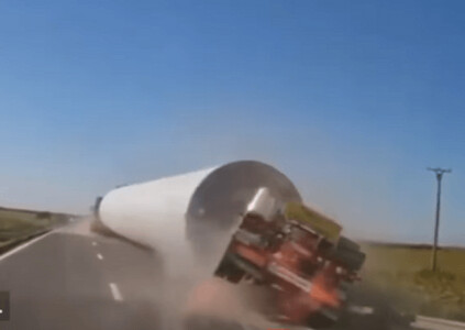 Momentul în care un tub de eoliană s-a desprins dintr-un trailer, pe un ...