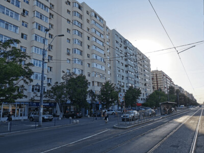 O fostă jurnalistă TV și fetița ei de 7 ani au căzut de la etajul 5 în ...