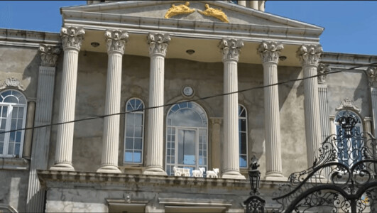 Palatul romilor, copie a Casei Albe, înnebunește Internetul. Doi vloggerii ...