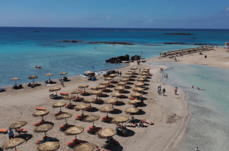 Grecia interzice șezlongurile pe sute de plaje. Ce îi așteaptă pe turiștii ...