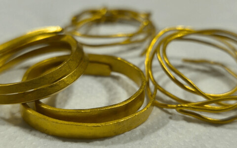 Comoara ascunsă sub copac: patru brățări de aur vechi de 3.300 de ani, ...