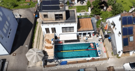 Un pensionar și-a construit o piscină în curte și este deschisă publicului ...