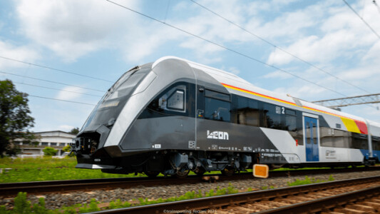 Primul tren fabricat integral în România ajunge joi în Bucureşti. „Leon” ...
