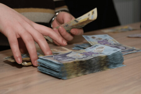 Banii ținuți la saltea își pierd din valoare. Cum îi poți proteja de ...