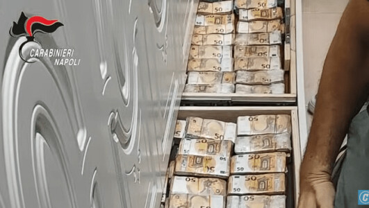 Peste 3,2 milioane de euro, găsiți de carabinieri în pereții unei case din ...