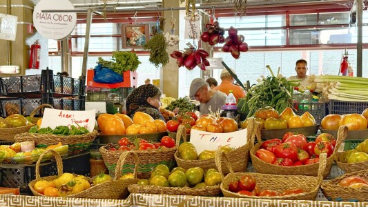 Toată lumea se oprește la această tarabă cu roșii din Piața Obor. Cât costă ...