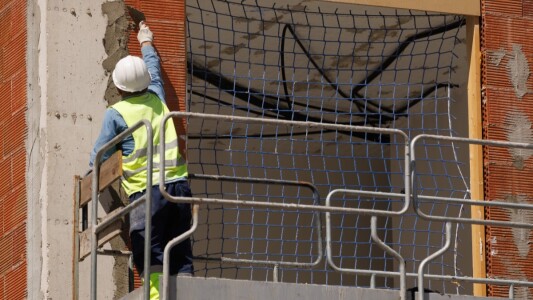 Spania caută muncitori în construcții: oferă salarii de până la 28.000 de ...