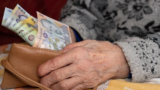 Un val de pensionari care-și vor banii de CASS înapoi au aglomerat ...