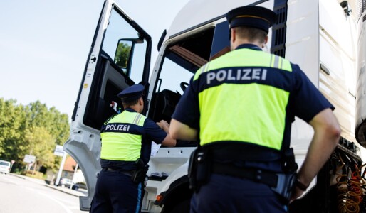 Un șofer român de TIR s-a bucurat când l-a oprit poliția, pe o autostradă ...