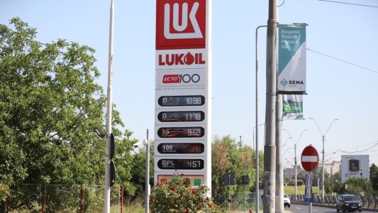 Benzina s-a ieftinit, joi, 6 august 2026. Cât costă un litru de carburant ...