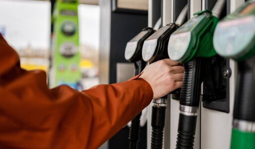 Benzina s-a scumpit, motorina s-a ieftinit. Cât costă un litru de carburant ...