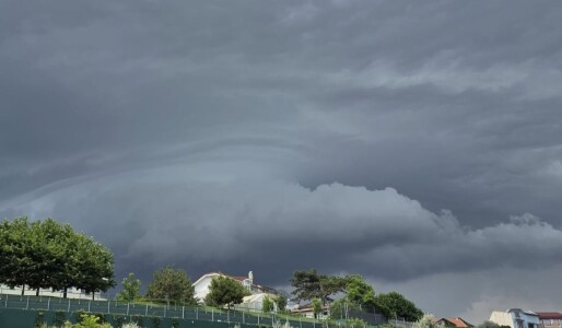 Scad temperaturile și revin ploile în unele zone, la început de săptămână. ...