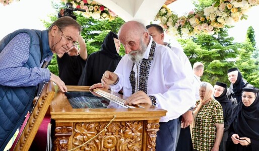 Un tată s-a închinat la moaștele fiicei sale, Sfânta Elisabeta de la ...